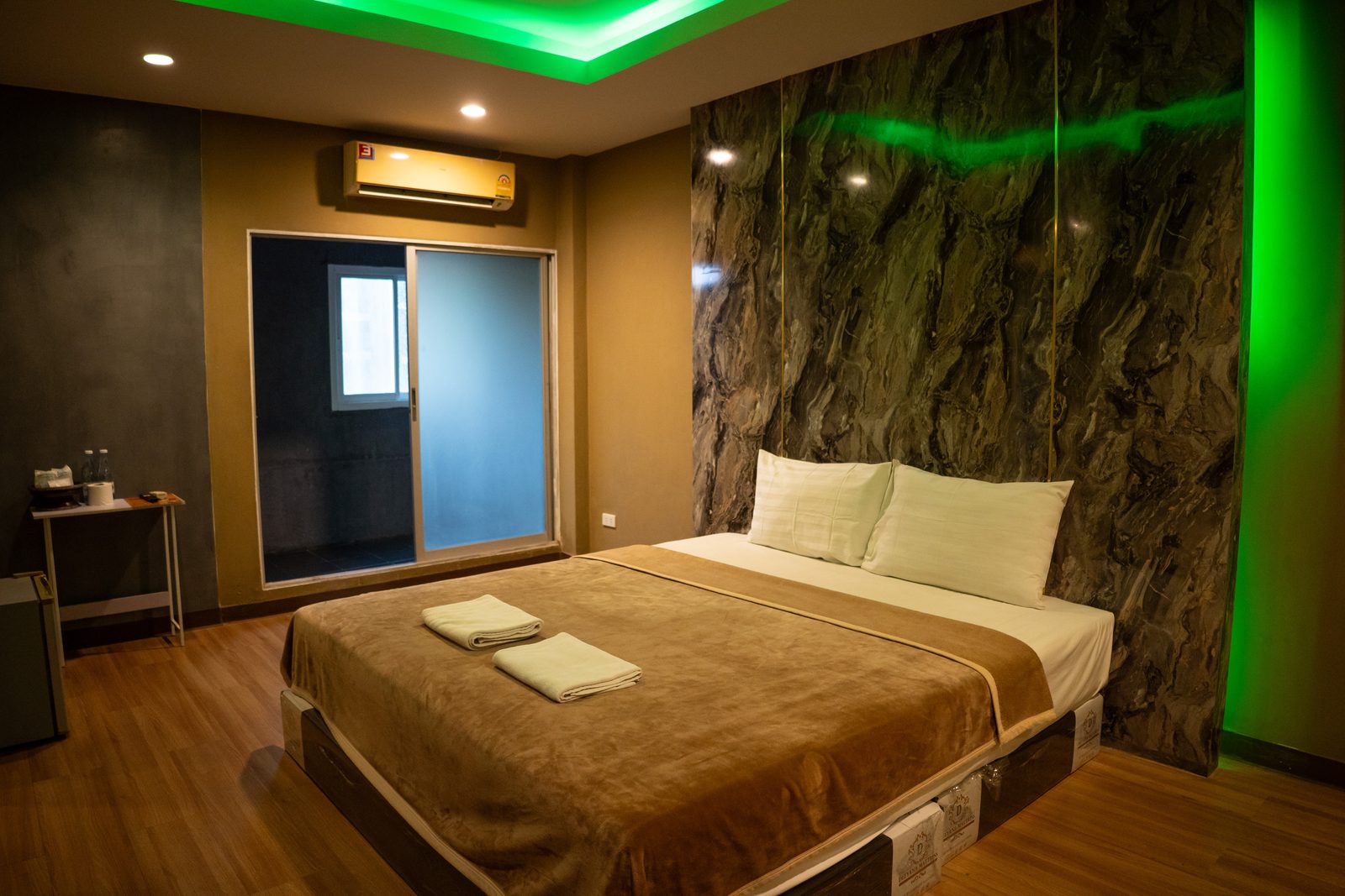 ห้องดีลักซ์ พื้นไม้ ผนังหินอ่อน ไฟ LED